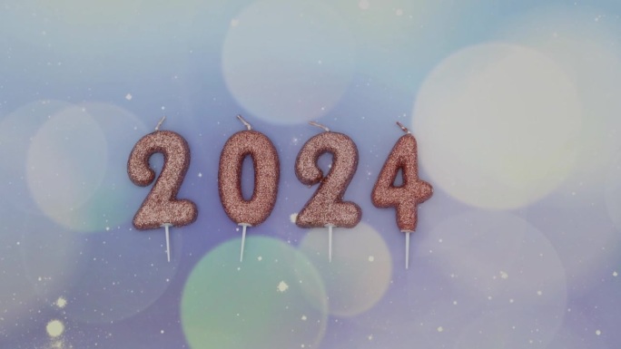 在带有散景的模糊背景上，闪亮的蜡烛编号为2024。