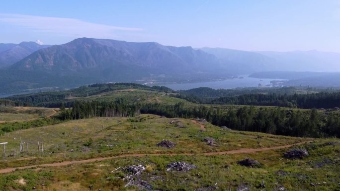 风景优美的空中俯瞰哥伦比亚河峡谷与胡德山在远处窥视