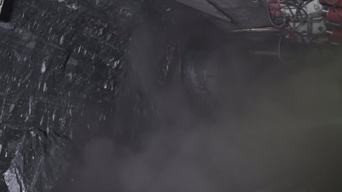 煤矿底下机器挖煤炭的镜头