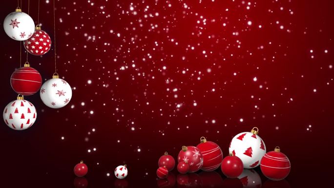 新年圣诞彩带上的装饰球和桌上的反光球。红色的节日背景与飘落的雪花。放文字的地方。循环动画。