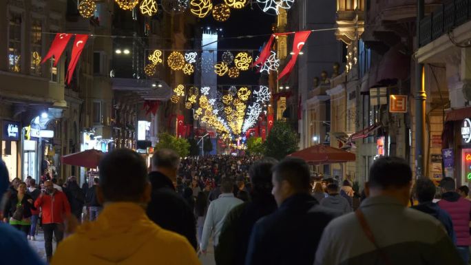 夜间照明秋季伊斯坦布尔市著名的拥挤的步行街全景4k土耳其