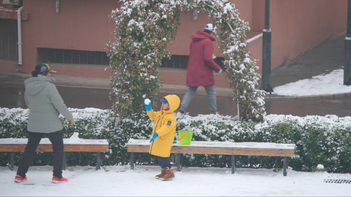 小孩玩雪居民扫雪铲雪