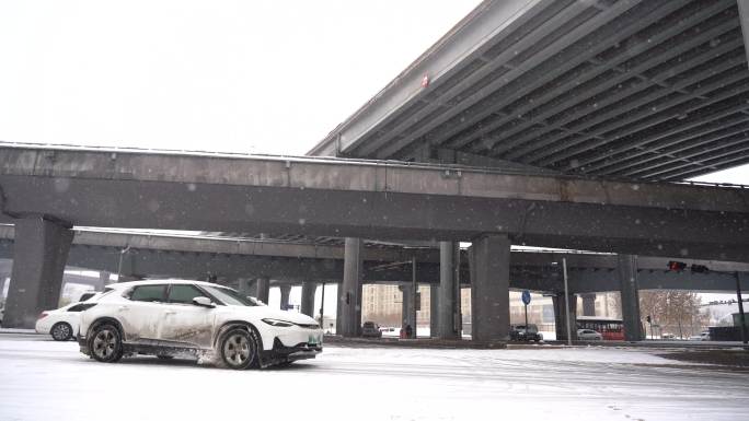 城市大雪出行 石家庄雪景  雪天出行