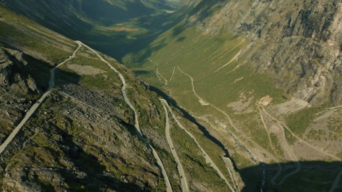 在明亮的阳光下，壮丽的北欧峡湾脚下的Trollstigen公路的美丽全景。