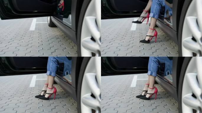 穿高跟鞋的女腿下车。
