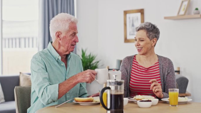 老年夫妇，干杯咖啡杯和早餐与吐司，快乐或成就在养老院。老年男子、妇女在早晨与茶水相处，关爱或结合食物