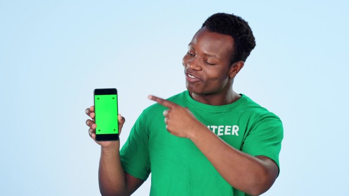 男人，志愿者和手机绿屏网站演示，加入我们或报名成为志愿者在演播室。非洲人或非政府组织发言人的脸，蓝色