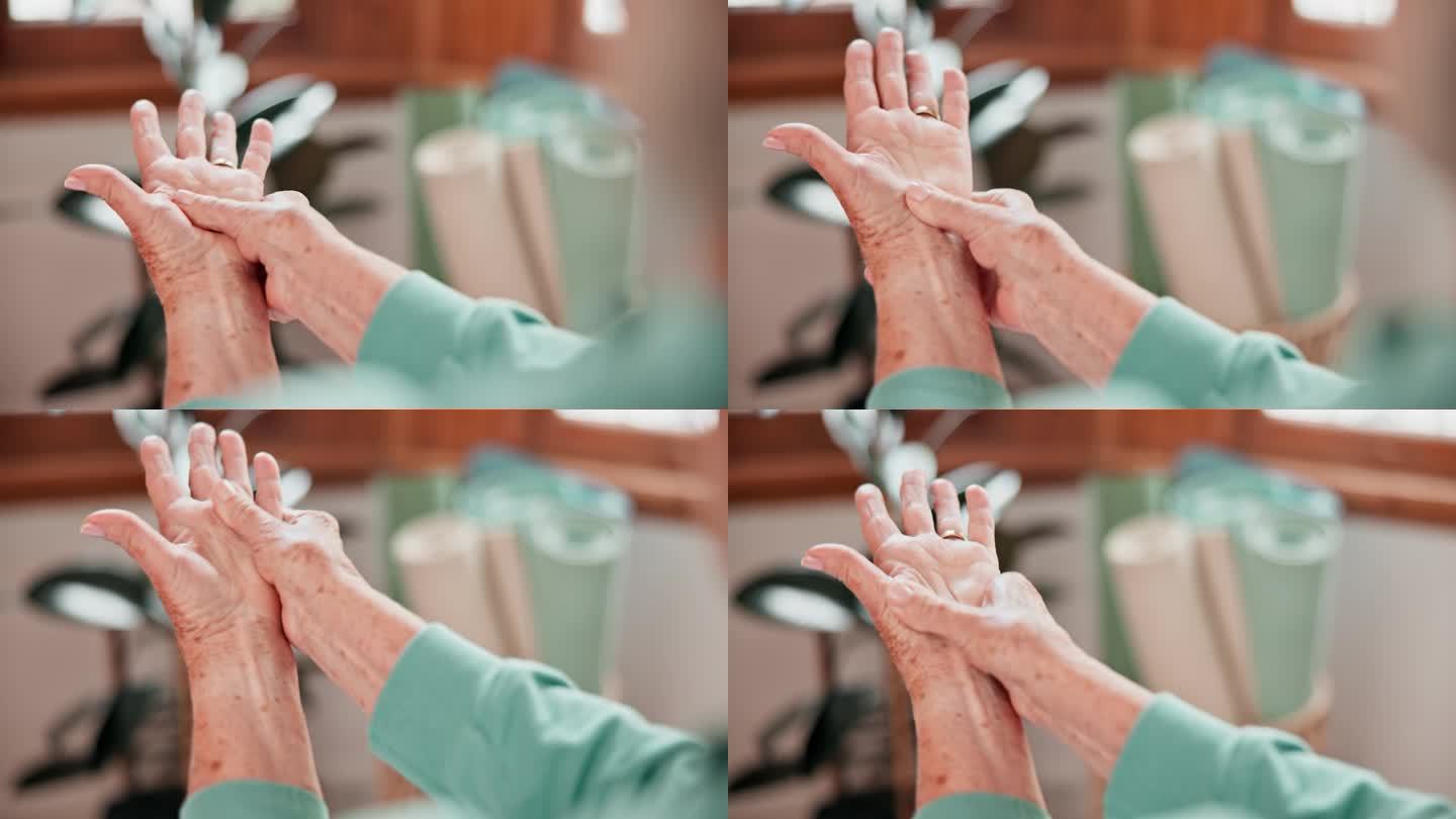 家中，老年妇女和手腕疼痛与关节炎，损伤和炎症与瘀伤，骨折和拉伤。特写，手与老人肌肉紧张，老人与意外按