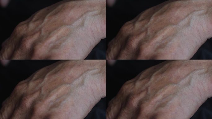 一个老人的手特写，70-79岁的养老金领取者，人体的一部分，肌肉发达，皱巴巴的人手