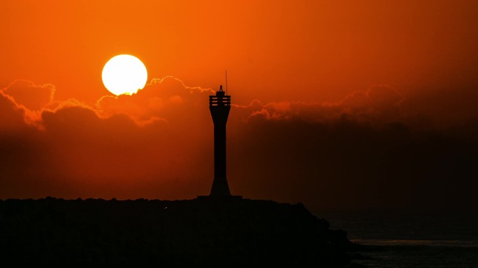 海南万宁港北灯塔日出延时放大