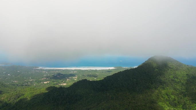 高空航拍的派对岛帕岸岛高地与雾流