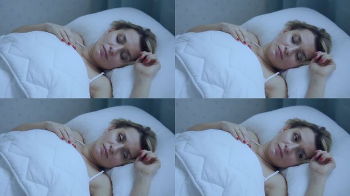 不快乐的女人早上醒来心情不好，感到头痛或闷，对自己的睡眠状况不满意