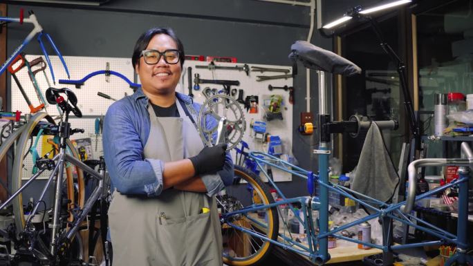 专业的自行车修理工为客户修理和组装自行车。