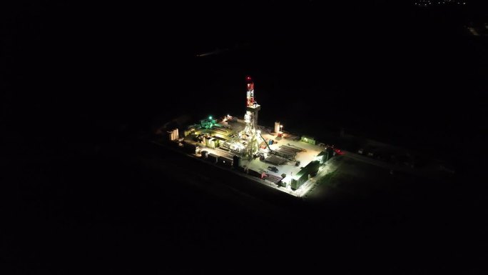 夜间照明天然气钻井站全景图——无人机拍摄