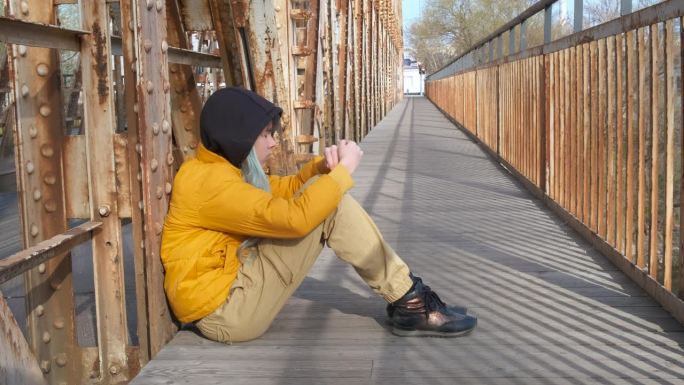 无望的少年在桥上。