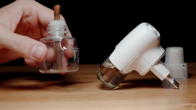 清空用过的驱蚊瓶，更换电动驱蚊筒。