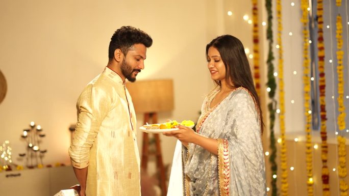 印度妇女为丈夫表演艺术，丈夫送礼物。