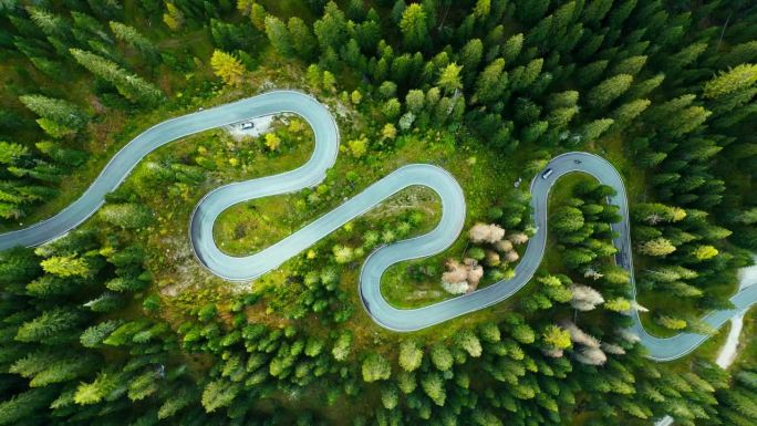 在意大利多洛米蒂山脉最著名的多洛米蒂山脉之一的多洛米蒂山脉，汽车行驶在蜿蜒曲折的道路或松树环绕的小路