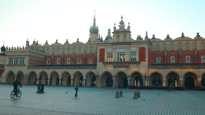 波兰克拉科夫的主要市场广场。克拉科夫奥尔特镇的布厅和市政厅塔