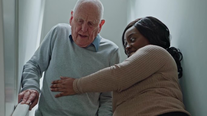 老年人、男性或护理人员在临终关怀或家庭中提供楼梯上的指导、帮助或指导。长者、男女及通讯、台阶或残障人