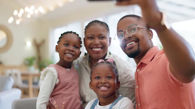 黑人家庭，与父母和孩子在家里的自拍和回忆，爱和联系，快乐和社交媒体。直播，幸福和写真，一起和人笑着拍
