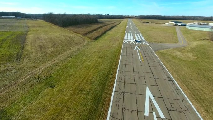 航拍镜头:小型飞机从机场起飞获得许可