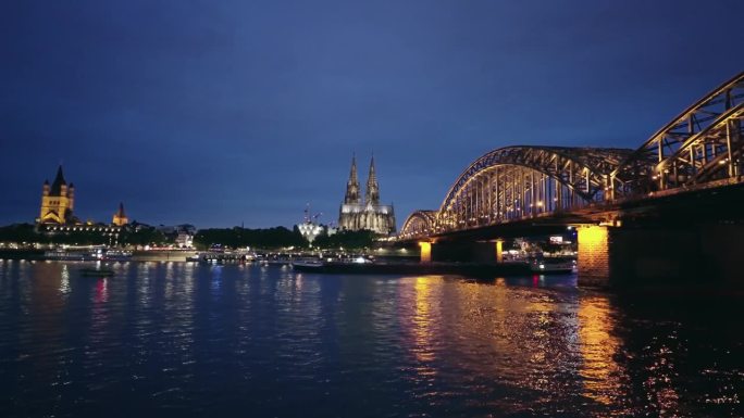 德国科隆市的夜景。莱茵河、霍亨索伦桥和大教堂