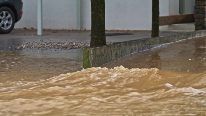 洪水泛滥，街道上到处都是水