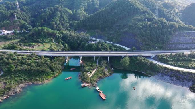 高山湖泊道路视频