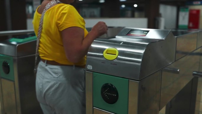 无法辨认的女性用手扫描地铁票。运输的概念