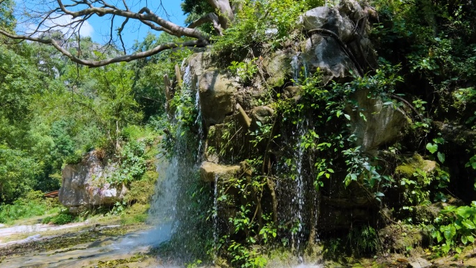 假山流水瀑布泉水小溪高山流水