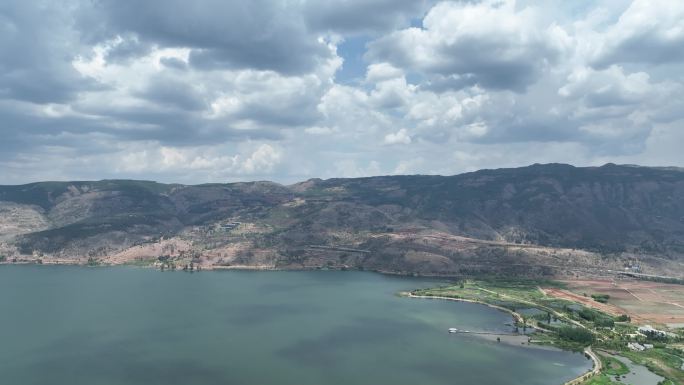 航拍云南阳宗海湖岸边绿色山水风景