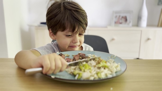 童年疼痛:小男孩咀嚼食物时因为长出一颗新牙而痛苦