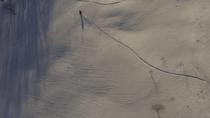 航拍在傍晚的长白山滑雪