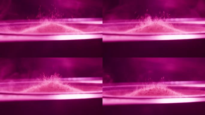 低音炮与粉红色油漆粉末。低音扬声器，大音量音乐微距拍摄。专业的迪斯科演播室设备。音乐立体声系统的重放