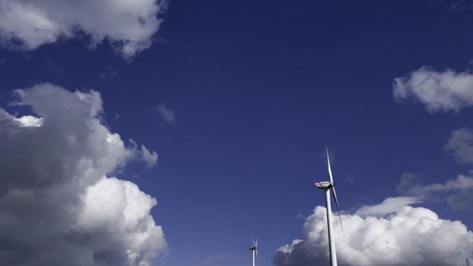 蓝天白云风力发电清洁能源节能减排环保