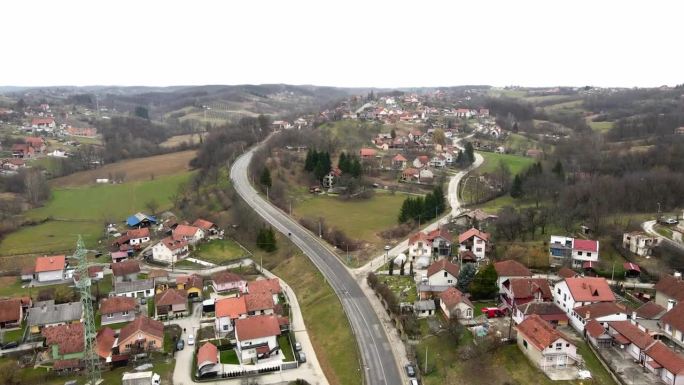 一架无人机在塞尔维亚Valjevo市郊的公路上飞行
