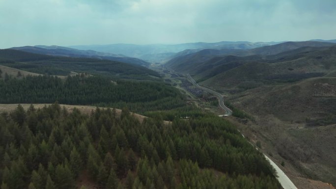 崇山峻岭中开辟出的道路