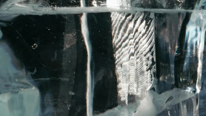 冰块的特写与冻结的气泡砌筑在黑色背景