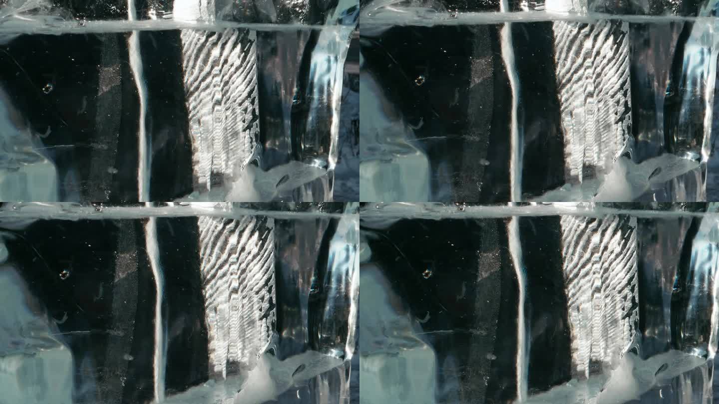 冰块的特写与冻结的气泡砌筑在黑色背景