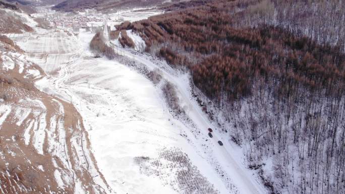 汽车雪地行进航拍