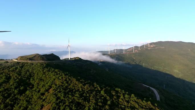 山脊线上的风力发电机组