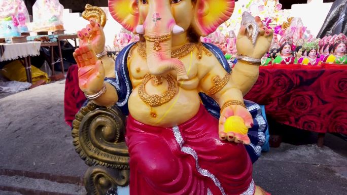 在印度各地庆祝的象头神节上，用粘土制成的猛犸象雕像被涂上鲜艳的色彩。