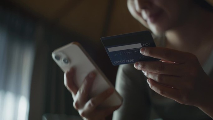智能手机和信用卡用于电子商务和网上购物