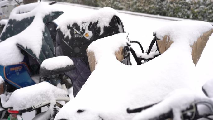 城市大雪出行 石家庄雪景  雪天出行