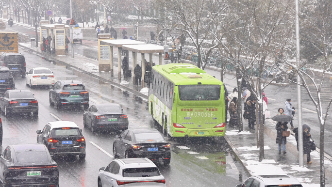 城市街道雪景 冬天下雪行人车辆 唯美空镜