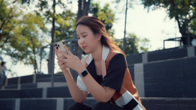 亚洲女性用智能手机上网聊天