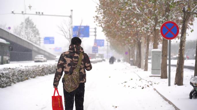 城市大雪出行 石家庄雪景  雪天出行