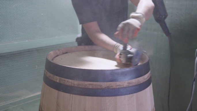 视频4k Prores HQ。在赫雷斯(Jerez)的一家合作社里，制铜匠师傅用砂纸和旋磨机(rot