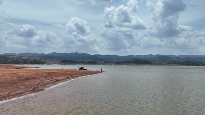 航拍河岸边汽车钓鱼自驾旅游红河泸西县